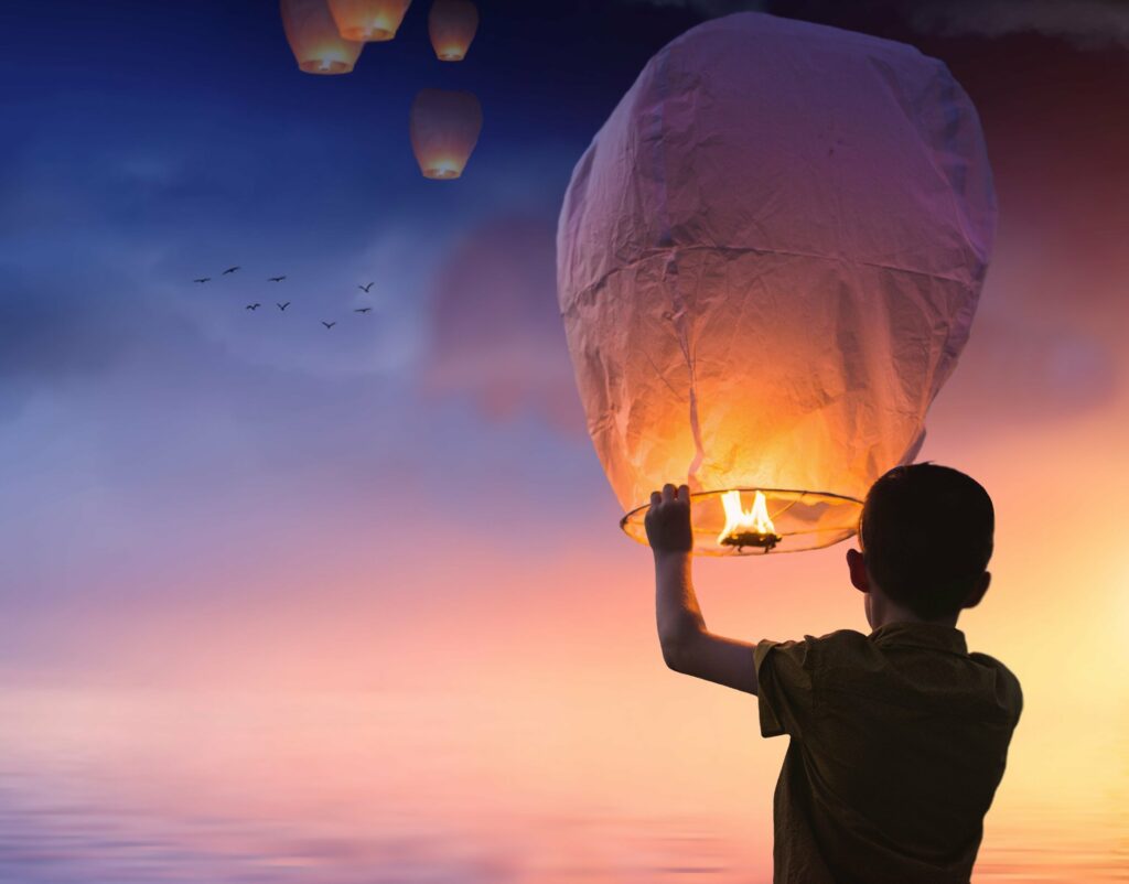 Kind lässt Ballon mit Kerze in die Luft steigen